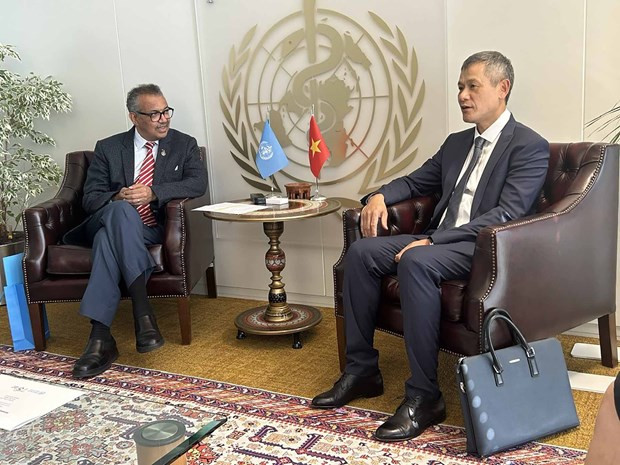 Encuentro entre el asistente del ministro de Relaciones Exteriores de Vietnam, Nguyen Minh Vu, y el director general de la Organización Mundial de Salud, Tedros Adhanom Ghebreyesus. (Foto: baoquocte.vn)