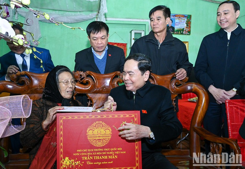 Thanh Man entrega regalos a la Madre Heroica Vietnamita Dong Thi Tuyen. Thanh Man entrega regalos a la Madre Heroica Vietnamita Dong Thi Tuyen.