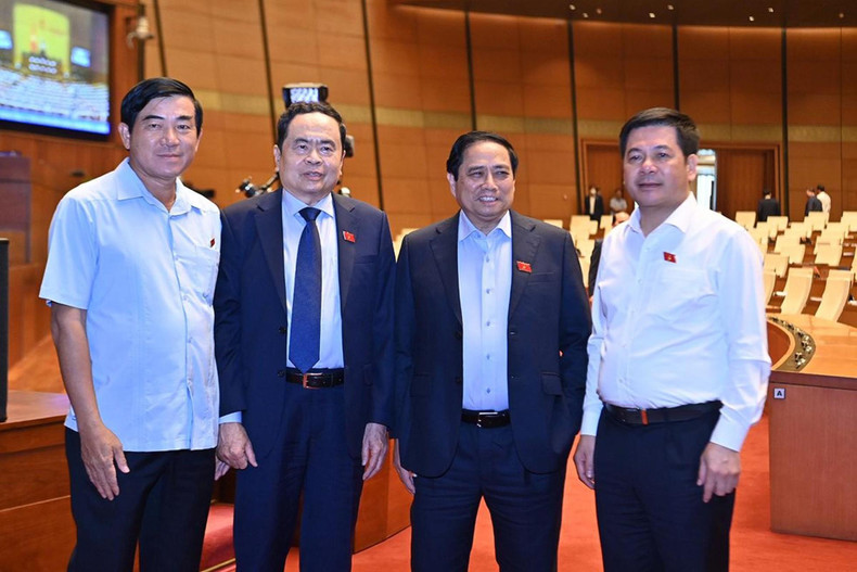 El primer ministro Pham Minh Chinh, el vicepresidente permanente de la Asamblea Nacional Tran Thanh Man y otros diputados en el evento.