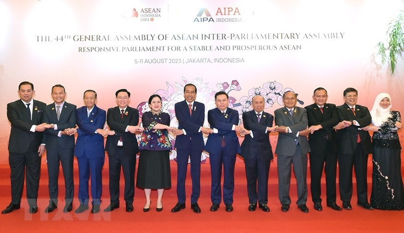 El presidente de la Asamblea Nacional de Vietnam, Vuong Dinh Hue; el presidente de Indonesia, Joko Widodo; la presidenta de la Cámara de Representantes de Indonesia y titular de AIPA 2023, Puan Maharani; y los delegados se toman una foto de recuerdo. El presidente de la Asamblea Nacional de Vietnam, Vuong Dinh Hue; el presidente de Indonesia, Joko Widodo; la presidenta de la Cámara de Representantes de Indonesia y titular de AIPA 2023, Puan Maharani; y los delegados se toman una foto de recuerdo.