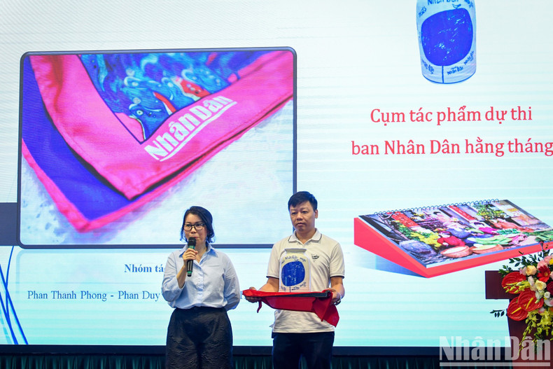 La periodista Phan Thanh Phong, jefa de la Redacción de Nhan Dan Mensual, realiza presentación sobre la idea: &quot;Relagos promocionales de la marca del diario Nhan Dan 2023-2024&quot; y &quot;Calendarios 2024, bolsos, sobres para dinero de la suerte y tarjetas de Año Nuevo&quot;.