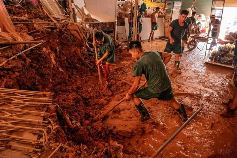 Oficiales y soldados del Cuerpo de ejército 316, de la Región Militar 2, apoyaron a la población de la comuna de Phuc Khanh, distrito de Bao Yen, provincia de Lao Cai, para superar las consecuencias de las inundaciones, el 21 de septiembre de 2024.