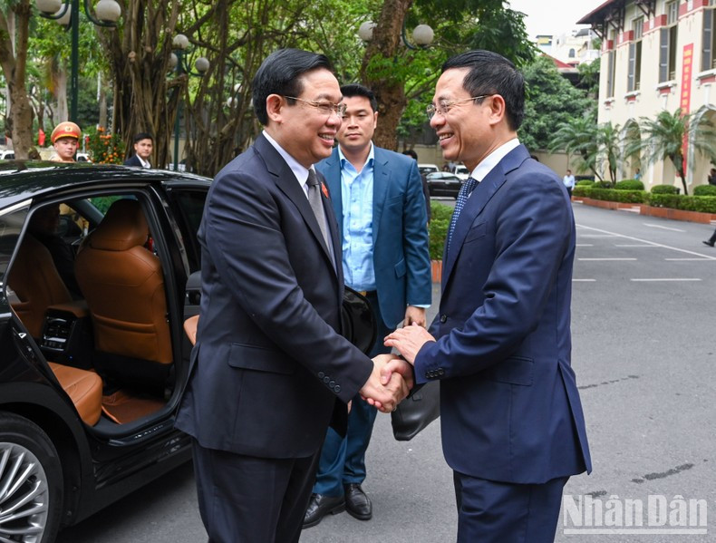 El presidente del Parlamento, Vuong Dinh Hue, y el ministro de Información y Comunicación, Nguyen Manh Hung. El presidente del Parlamento, Vuong Dinh Hue, y el ministro de Información y Comunicación, Nguyen Manh Hung.