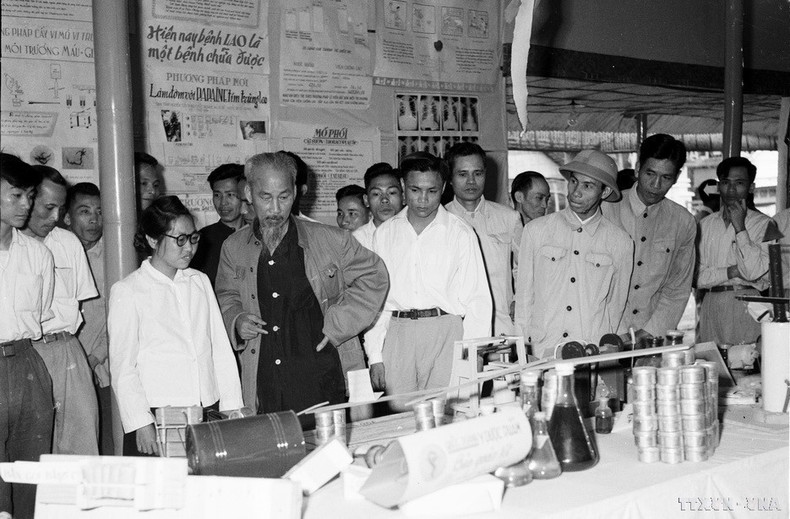 El 18 de mayo de 1963, el Presidente Ho Chi Minh asiste y pronuncia un discurso en el primer Congreso Nacional de Delegados de la Asociación para la Difusión de la Ciencia y la Técnica de Vietnam, celebrado en Hanói del 15 al 19 de mayo de 1963.