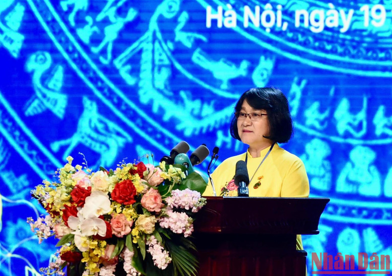 La maestra Nguyen Thi Bao Thuy, de la escuela secundaria Bao Loc, en la provincia de Lam Dong, habla en el evento. La maestra Nguyen Thi Bao Thuy, de la escuela secundaria Bao Loc, en la provincia de Lam Dong, habla en el evento.