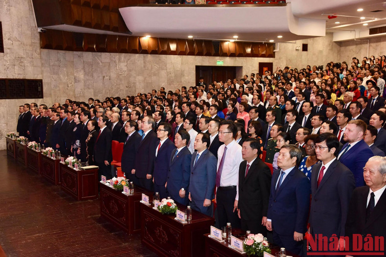 Los delegados saludan a la bandera nacional. Los delegados saludan a la bandera nacional.