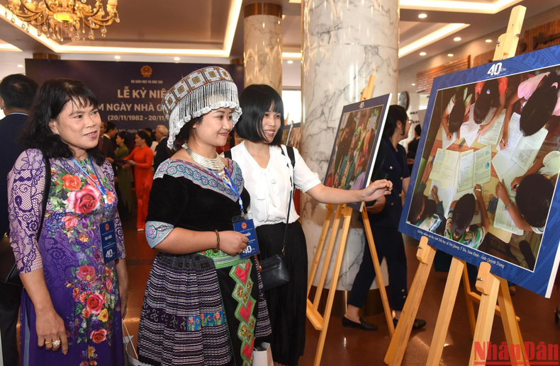Los delegados visitan la exposición de fotografías en el evento. Los delegados visitan la exposición de fotografías en el evento.