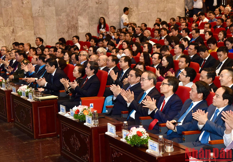 El primer ministro Pham Minh Chinh y otros delegados en la cita. El primer ministro Pham Minh Chinh y otros delegados en la cita.