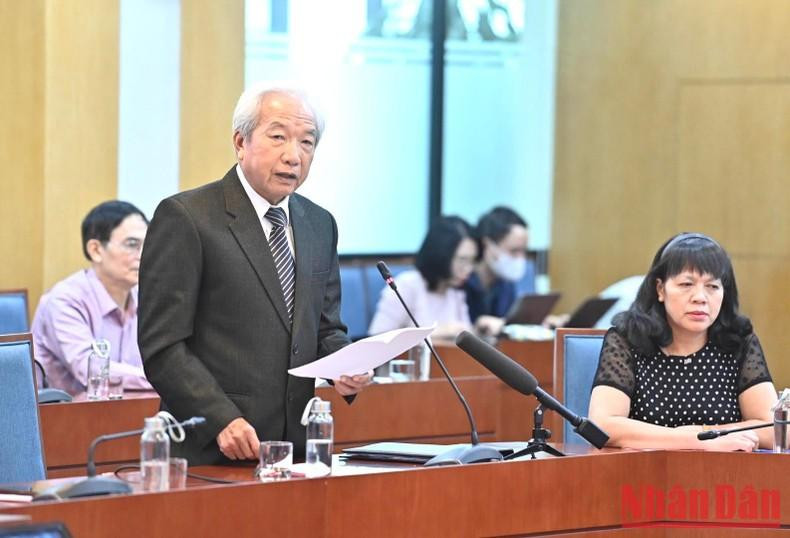 Un votante del distrito de Ba Dinh propone recomendaciones a los diputados. Un votante del distrito de Ba Dinh propone recomendaciones a los diputados.