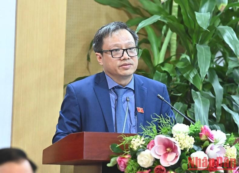 El parlamentario Nguyen Truc Anh, presenta un informe sobre los resultados obtenidos en el cuarto periodo de sesiones de la Asamblea Nacional de la XV legislatura. El parlamentario Nguyen Truc Anh, presenta un informe sobre los resultados obtenidos en el cuarto periodo de sesiones de la Asamblea Nacional de la XV legislatura.
