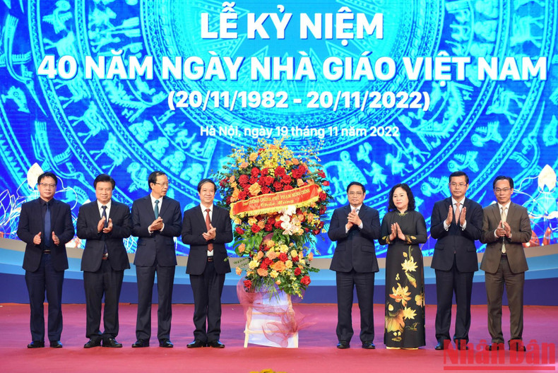 Minh Chinh entrega flores para felicitar al sector educativo. Minh Chinh entrega flores para felicitar al sector educativo.