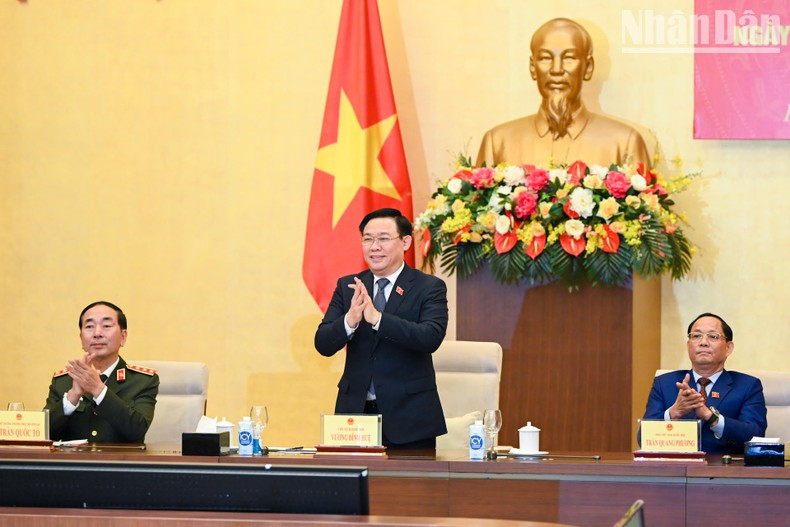 El presidente del Parlamento, Vuong Dinh Hue, el subtitular legislativo Tran Quang Phuong y el viceministro de Seguridad Pública Tran Quoc To presiden la reunión. El presidente del Parlamento, Vuong Dinh Hue, el subtitular legislativo Tran Quang Phuong y el viceministro de Seguridad Pública Tran Quoc To presiden la reunión.