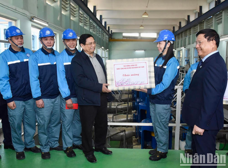 El dirigente entrega obsequios a la planta de agua de Yen Phu con motivo del Tet.