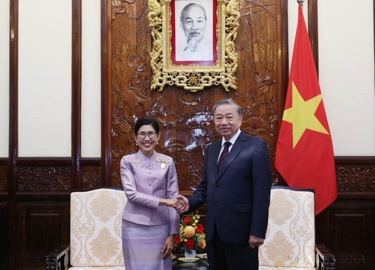 La tarde del 18 de octubre de 2024, en el Palacio Presidencial, el secretario general del Partido Comunista y presidente de Vietnam, To Lam, recibe a la embajadora tailandesa, Urawadee Sriphiromya, quien presenta sus cartas credenciales al asumir su puesto en Vietnam.