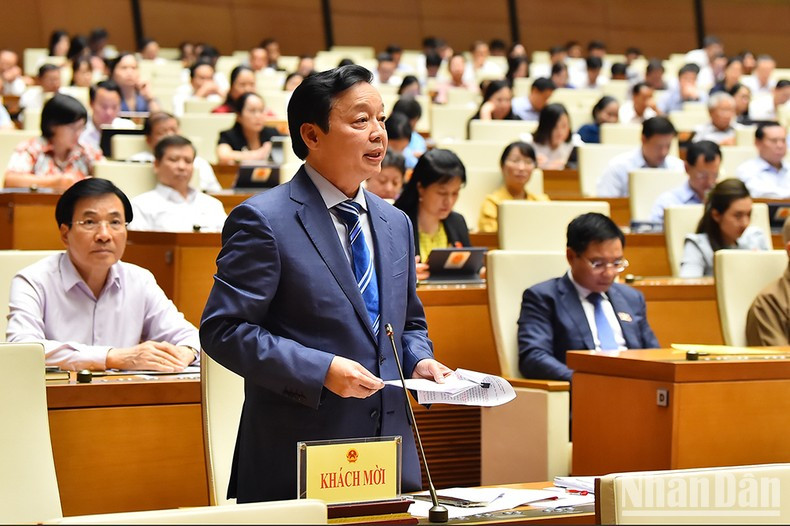 El viceprimer ministro Tran Hong Ha interviene.
