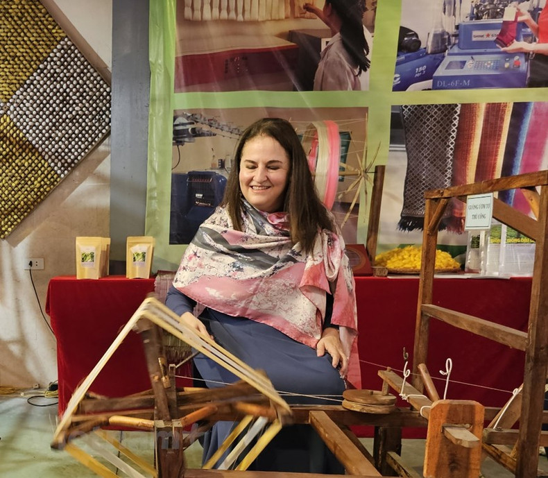 Elisa Fernández, representante de ONU Mujeres en Vietnam, valoró altamente esta iniciativa porque la cultura promueve el desarrollo humano. Elisa Fernández, representante de ONU Mujeres en Vietnam, valoró altamente esta iniciativa porque la cultura promueve el desarrollo humano.