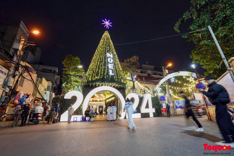 Ubicada en la calle Nguyen Luong Bang, en el distrito de Dong Da, la parroquia de Thai Ha está decorada con luces eléctricas y flores. Ubicada en la calle Nguyen Luong Bang, en el distrito de Dong Da, la parroquia de Thai Ha está decorada con luces eléctricas y flores.