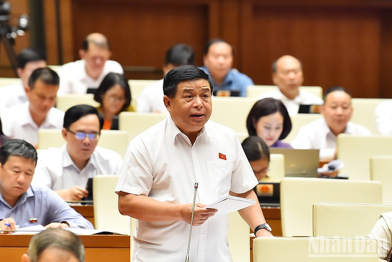 El ministro de Planificación e Inversión, Nguyen Chi Dung, aclara las cuestiones planteadas por los diputados.