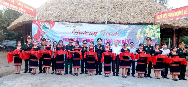 Las unidades de las fuerzas armadas de la provincia altiplánica de Kon Tum otorgan una casa Rong, casa comunal tradicional, a la aldea de Nong Kon, comuna de Dak Nong, distrito de Ngoc Hoi. Las unidades de las fuerzas armadas de la provincia altiplánica de Kon Tum otorgan una casa Rong, casa comunal tradicional, a la aldea de Nong Kon, comuna de Dak Nong, distrito de Ngoc Hoi.