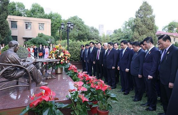 Pham Minh Chinh y la delegación vietnamita ofrecieron flores en el monumento dedicado al Presidente Ho Chi Minh en el campus de la Embajada. Pham Minh Chinh y la delegación vietnamita ofrecieron flores en el monumento dedicado al Presidente Ho Chi Minh en el campus de la Embajada.