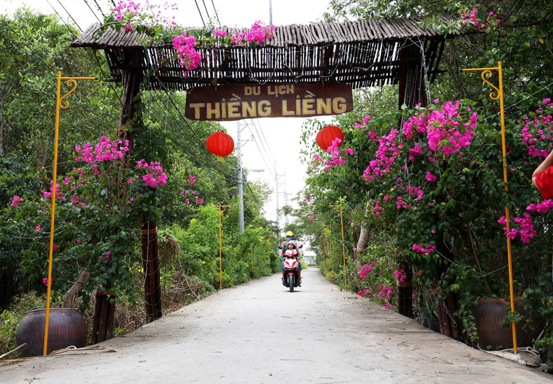 Puerta de bienvenida al modelo de turismo comunitario en la aldea insular de Thieng Lieng. Puerta de bienvenida al modelo de turismo comunitario en la aldea insular de Thieng Lieng.
