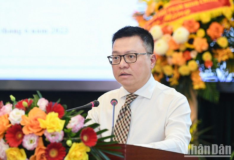 El presidente-editor de Nhan Dan, Le Quoc Minh, habla en el evento. El presidente-editor de Nhan Dan, Le Quoc Minh, habla en el evento.