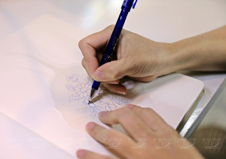 Las ideas se esbozan en papel y luego editan texturas y dibujan patrones.