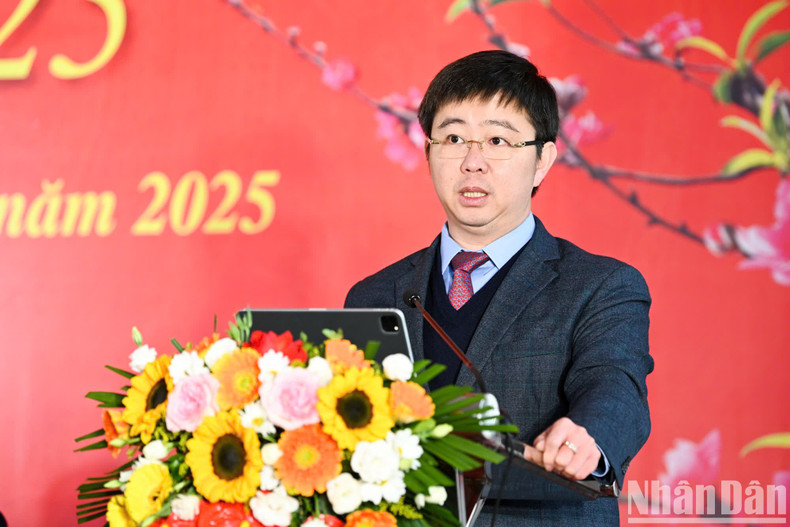 Bui Hoang Phuong, viceministro de Información y Comunicación, interviene en el evento. Bui Hoang Phuong, viceministro de Información y Comunicación, interviene en el evento.