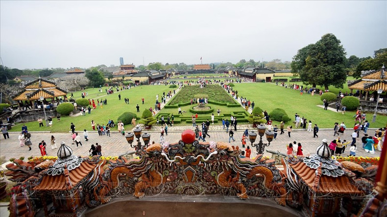 Jardín de Flores de la Ciudad Prohibida visto desde el balcón del segundo piso del Palacio Kien Trung. Jardín de Flores de la Ciudad Prohibida visto desde el balcón del segundo piso del Palacio Kien Trung.