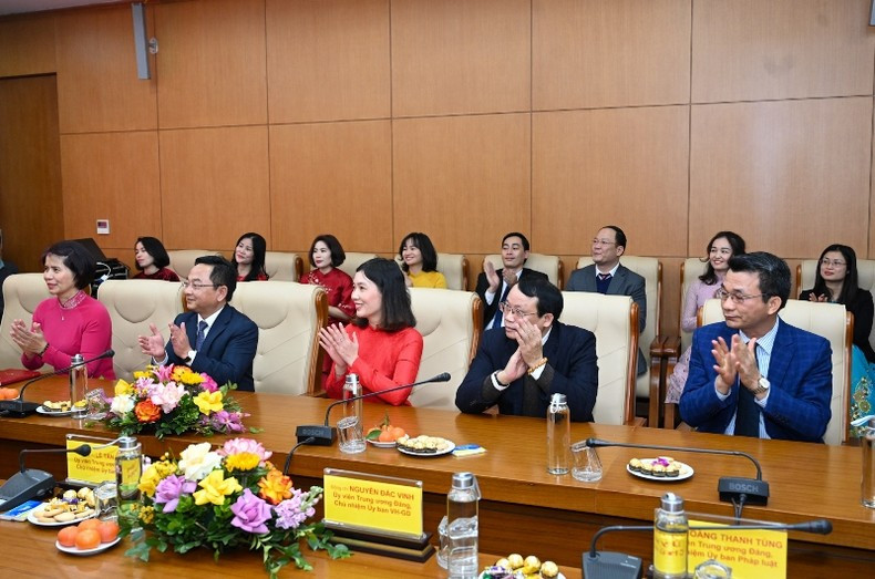 A la reunión asisten funcionarios y empleados del Instituto de Estudios Legislativos. A la reunión asisten funcionarios y empleados del Instituto de Estudios Legislativos.