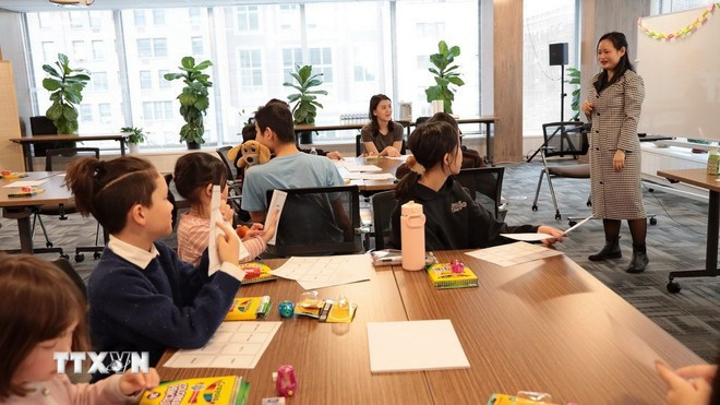 Una profesora de la Universidad de Columbia da clase del idioma vietnamita a alumnos en Estados Unidos (Foto: VNA) Una profesora de la Universidad de Columbia da clase del idioma vietnamita a alumnos en Estados Unidos (Foto: VNA)