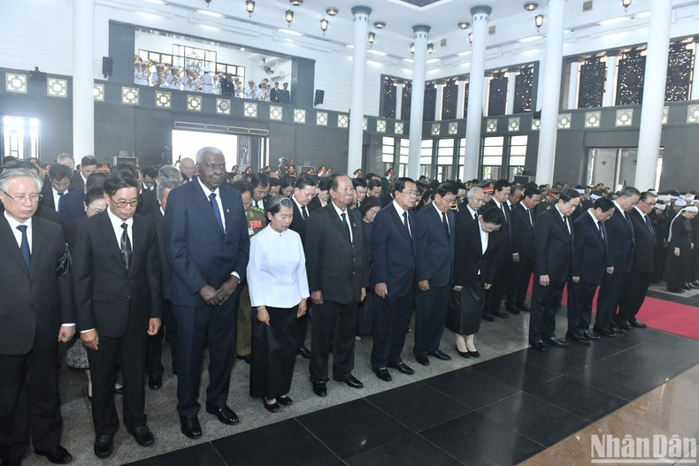 Los delegados guardan silencio en memoria del secretario general Nguyen Phu Trong. Los delegados guardan silencio en memoria del secretario general Nguyen Phu Trong.