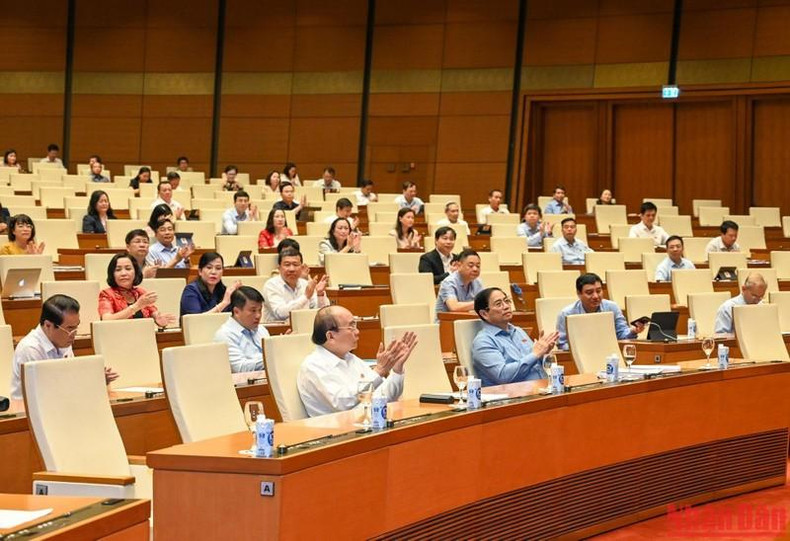 El presidente del país, Nguyen Xuan Phuc, el primer ministro Pham Minh Chinh y los parlamentarios asisten al evento. El presidente del país, Nguyen Xuan Phuc, el primer ministro Pham Minh Chinh y los parlamentarios asisten al evento.