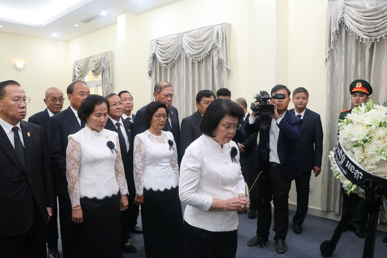 La presidenta de la Asamblea Nacional de Camboya, Samdech Khuon Sudary, al frente de una delegación, rinde homenaje al secretario general Nguyen Phu Trong. La presidenta de la Asamblea Nacional de Camboya, Samdech Khuon Sudary, al frente de una delegación, rinde homenaje al secretario general Nguyen Phu Trong.