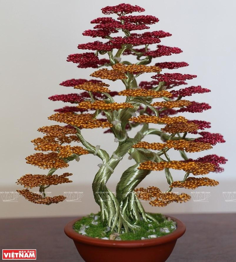 Obra de bonsái hecha de alambres de cobre de Pham Van Doanh.