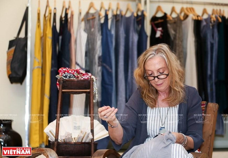 Además de los motivos de brocado, Cynthia Mann también borda otros patrones ella misma para dar más exclusividad a los productos de moda de Future Traditions. (Foto: VNA) Además de los motivos de brocado, Cynthia Mann también borda otros patrones ella misma para dar más exclusividad a los productos de moda de Future Traditions. (Foto: VNA)