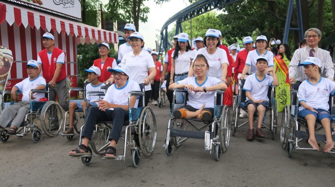 Vo Thi Dung, vicesecretaria del Comité del Partido Comunista de Vietnam en Ciudad Ho Chi Minh, y las víctimas del Agente Naranja y personas con discapacidad participan en una marcha de solidaridad "Por las víctimas del Agente Naranja y los pobres con discapacidad" en 2019. (Foto: VNA) Vo Thi Dung, vicesecretaria del Comité del Partido Comunista de Vietnam en Ciudad Ho Chi Minh, y las víctimas del Agente Naranja y personas con discapacidad participan en una marcha de solidaridad "Por las víctimas del Agente Naranja y los pobres con discapacidad" en 2019. (Foto: VNA)