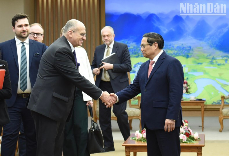 Minh Chinh despide a la delegación polaca, después de la reunión. Minh Chinh despide a la delegación polaca, después de la reunión.