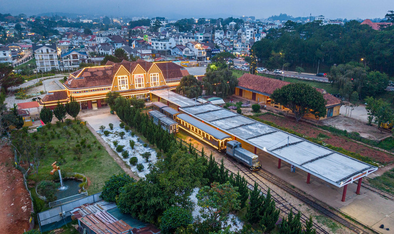 El tren antiguo recorre la ruta de ida y vuelta entre la estación de Da Lat y Trai Mat, ofreciendo una mirada nostálgica y única de la ciudad.
