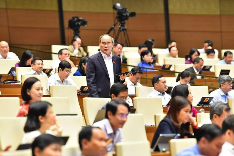 El diputado Nguyen Thien Nhan de Ciudad Ho Chi Minh expresa sus opiniones.