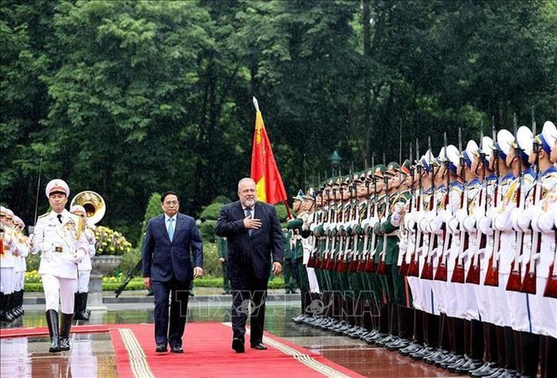 Los dos premieres inspeccionan la guardia de honor del Ejército Popular de Vietnam. Los dos premieres inspeccionan la guardia de honor del Ejército Popular de Vietnam.