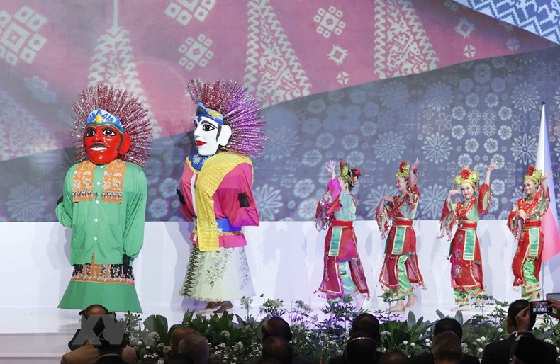 Otra actuación artística en la cita. Otra actuación artística en la cita.