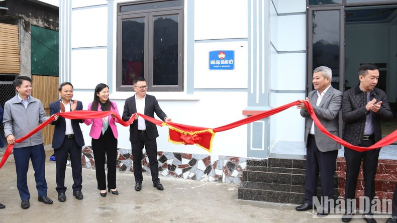 Los delegados inauguran y entregan una nueva casa a Dinh Van Tinh, residente en la aldea de Na Va, comuna de Thuong Lam.