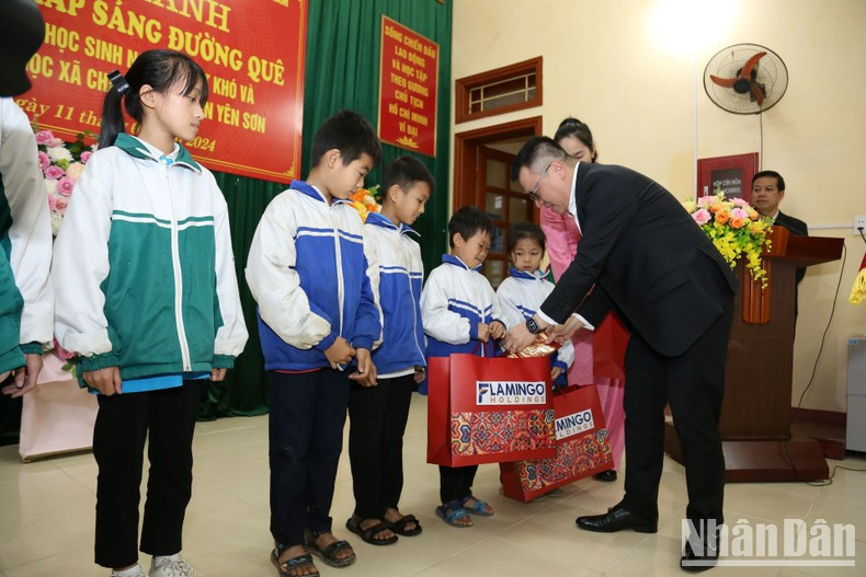 Quoc Minh entrega regalos a niños en circunstancias difíciles.