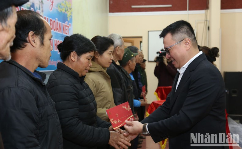 Quoc Minh entrega obsequios a familias en circunstancias difíciles en la comuna de Thuong Lam.