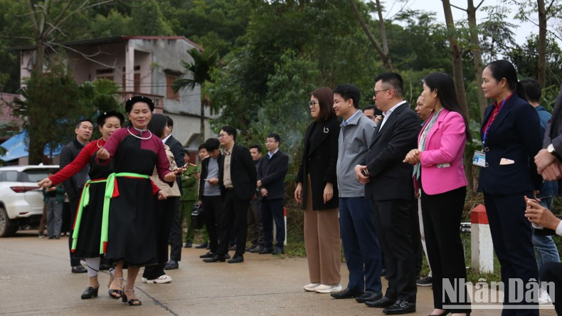 La alegría de la población local en la significativa ceremonia.