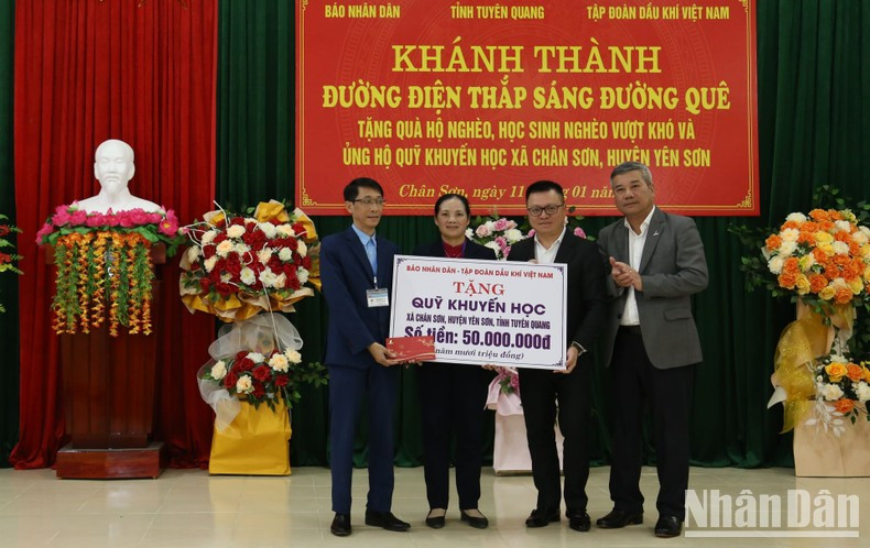 El periódico Nhan Dan y el Grupo Petrovietnam otorgan más de dos mil dólares al fondo de estímulo al estudio de la comuna de Chan Son.