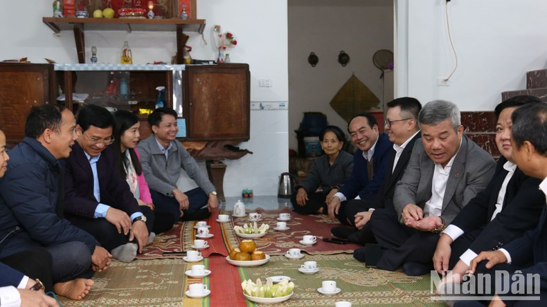 Representantes de los patrocinadores conversan con la población local en la recién inaugurada casa de caridad.