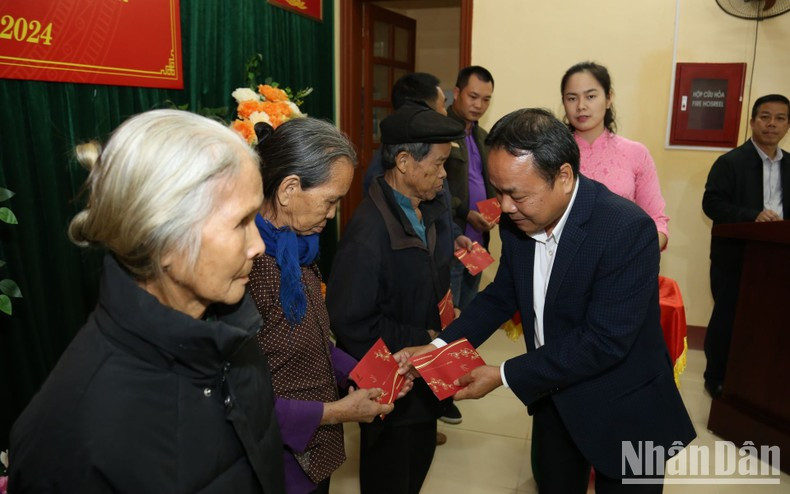 Dinh Nhu Hoan, redactor subjefe del periódico Nhan Dan, entrega obsequios a hogares desfavorecidos.