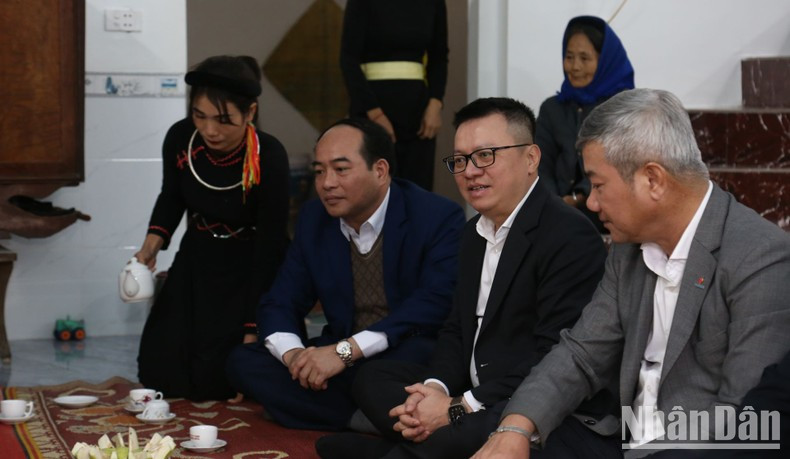 Quoc Minh enfatizó que el periódico Nhan Dan seguirá difundiendo información sobre la situación de la población local, con lo que solicitará más apoyo de los donantes a las familias en circunstancias difíciles en Tuyen Quang y otras localidades del país.